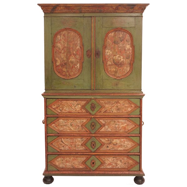 Barokt Barsmark skab opkaldt efter byen Barsmark på Løjt Land. Dekoreret med 
ejermonogrammer og årstal 1772. H: 200cm. B: 116cm. D: 55cm