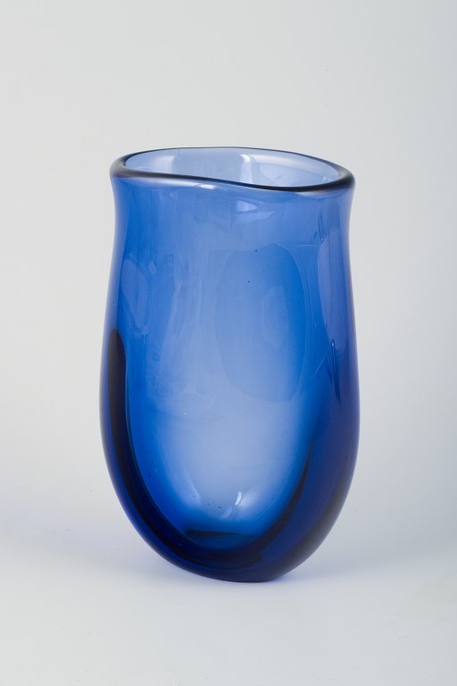 Per Lütken for Holmegaard.
Kunstglasvase i blåt.