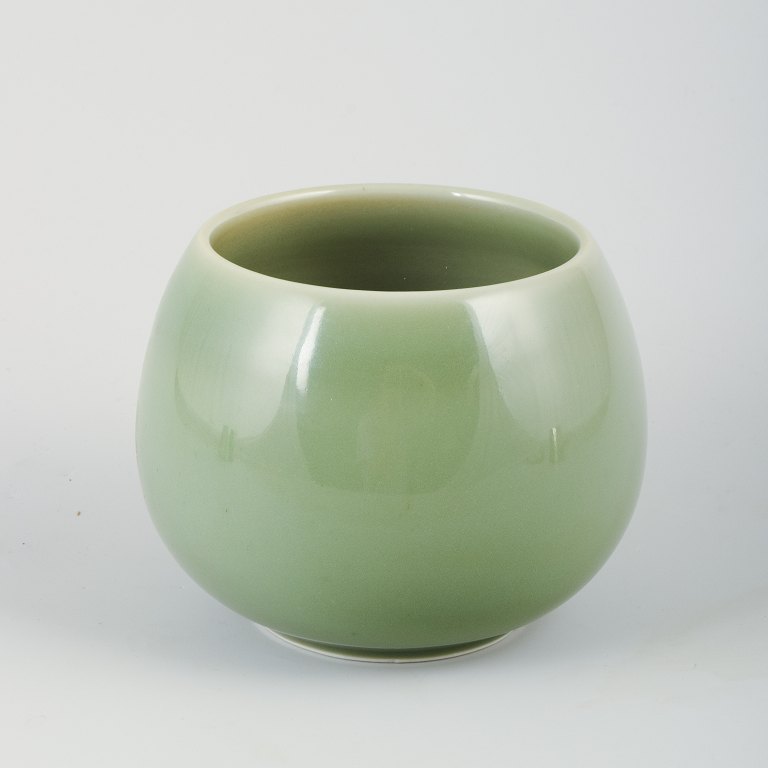 Royal Copenhagen. Keramikvase i celadon glasur. 
Model: 20510.