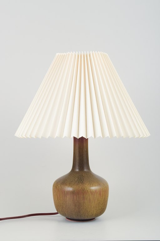 Eva Stæhr-Nielsen (1911–1976) for Saxbo, Denmark.
Ceramic table lamp with pleated Le Klint lampshade.