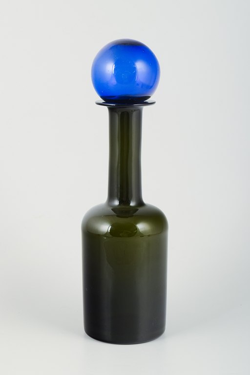 Otto Brauer for Holmegaard. Stor vase/flaske i flaskegrønt kunstglas med blå 
kugle.