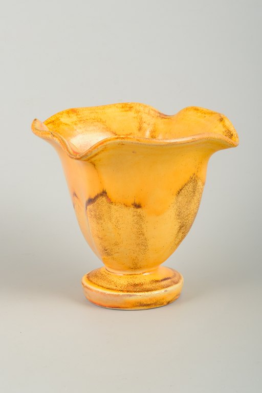 Svend Hammershøi (1873-1948) for Kähler. 
Vase i glaseret keramik. Smuk orange uranglasur.