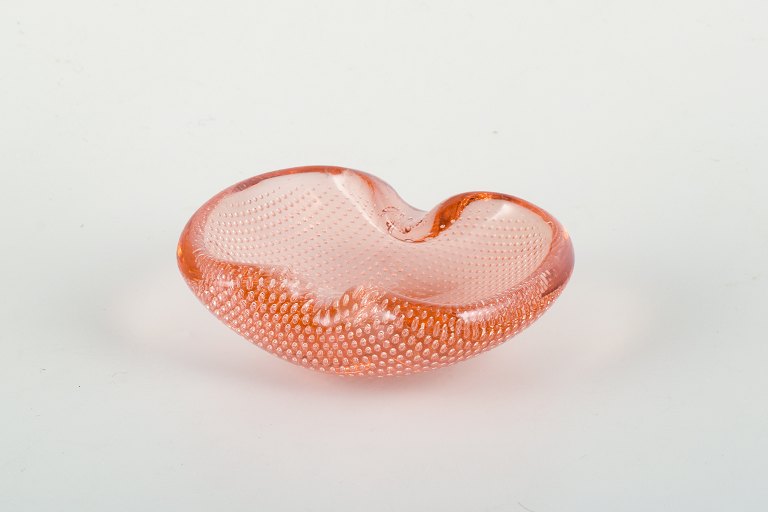 Murano glass bowl in pink with controlled bubble decoration.