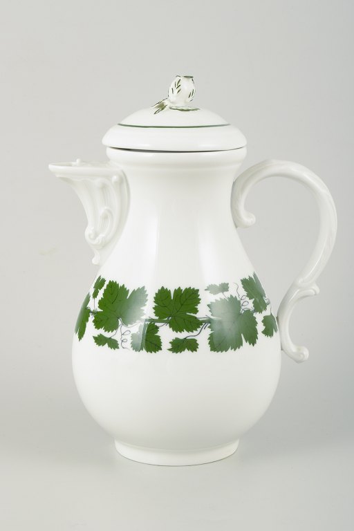 Meissen, coffee pot with lid, Vine-Leaf Pattern, “Voller grüner Weinkranz”