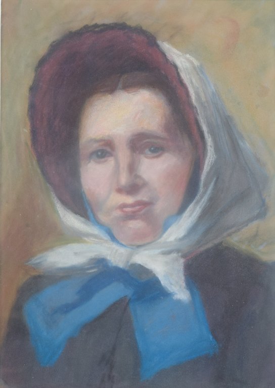 Ubekendt kunstner, tidligt 1900-tallet.
Pastel på papir. Portræt af kvinde med hvidt hovedtørklæde, mørk kyse og blå 
sløjfe.