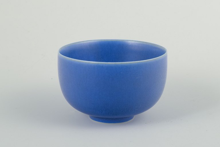 Per Linnemann-Schmidt / Palshus, Danmark
Skål i stentøj med ensartet, dybblå mat glasur.