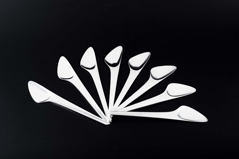 Georg Jensen, Danmark, ca. 1957.
Sæt af otte fiskeknive i model Caravel, design Henning Koppel.