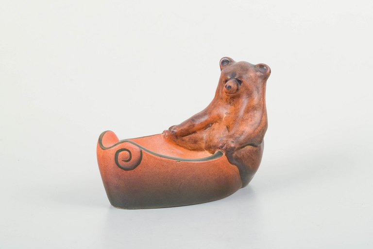 Ipsens Enke, Danmark
Skål med siddende bjørn i bådformet skål.