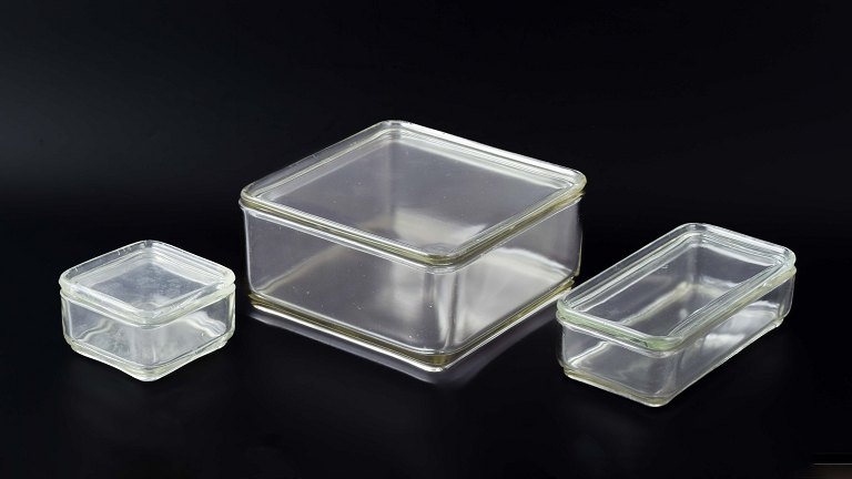 Bauhaus – Wilhelm Wagenfeld
Sæt af tre rektangulære opbevaringsbokse i presset glas.
