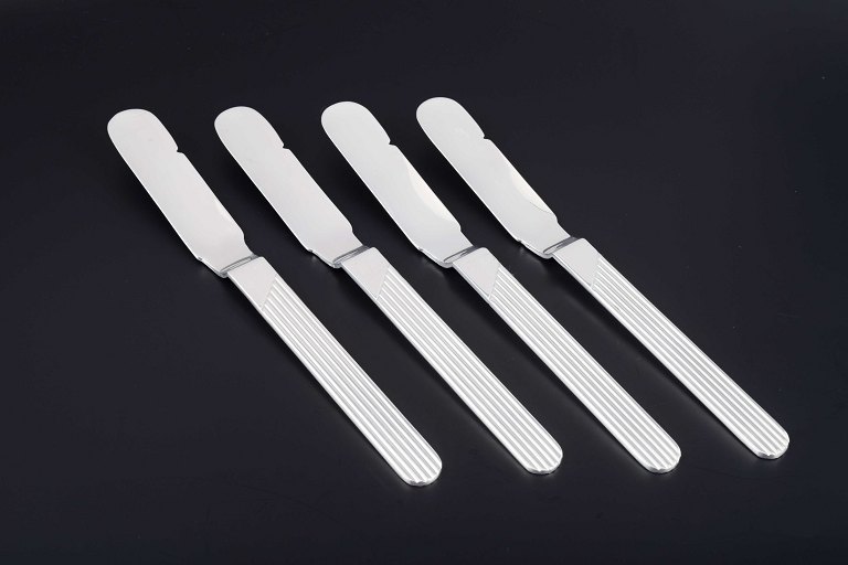 Nilsjohan
Sæt med 4 frokostknive i mønster med riflede linjer.
Rustfrit stål.