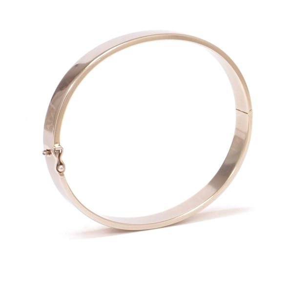 14kt white gold bangle by Skriver, Randers, Denmark circa 1980. Size: 55x60mm