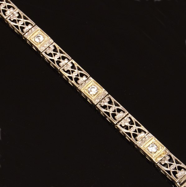 14kt white gold bracelet with three diamonds of total circa 0,25ct. L: 18,5cm. 
W: 4,5mm