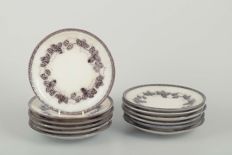 Gefle Plates “Mullbär”, 1930s
Set of 12 round faience plates.