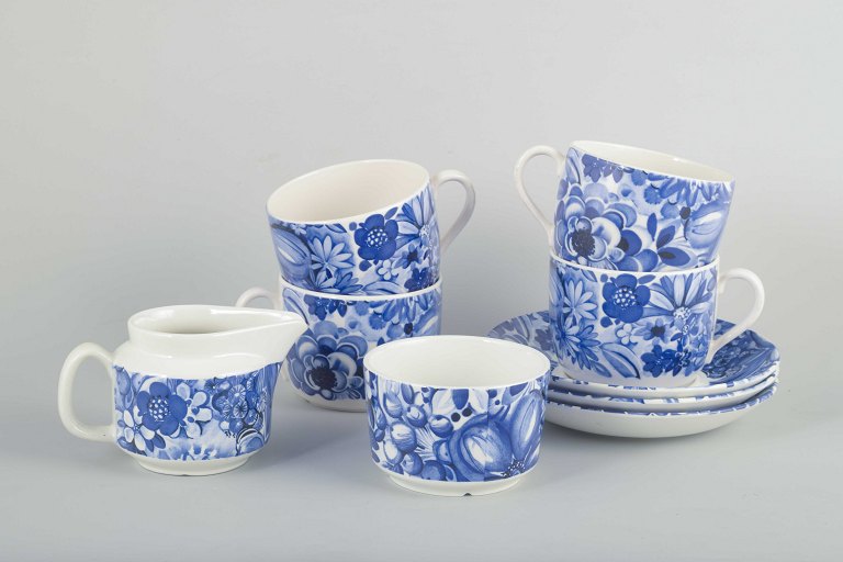Gefle, "Blå Blomster"
4 tea cups with saucers, sugar bowl and creamer, mid-century.