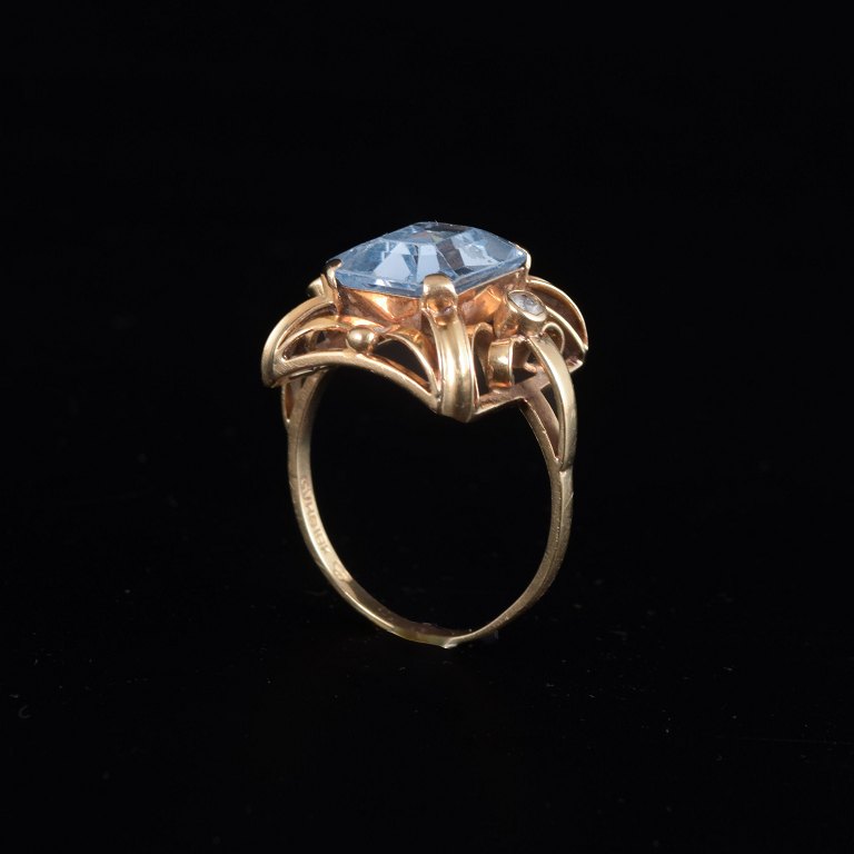 Ring with Light Blue Spinel
18k gold ring, mid-century (ca. 1950/60s).