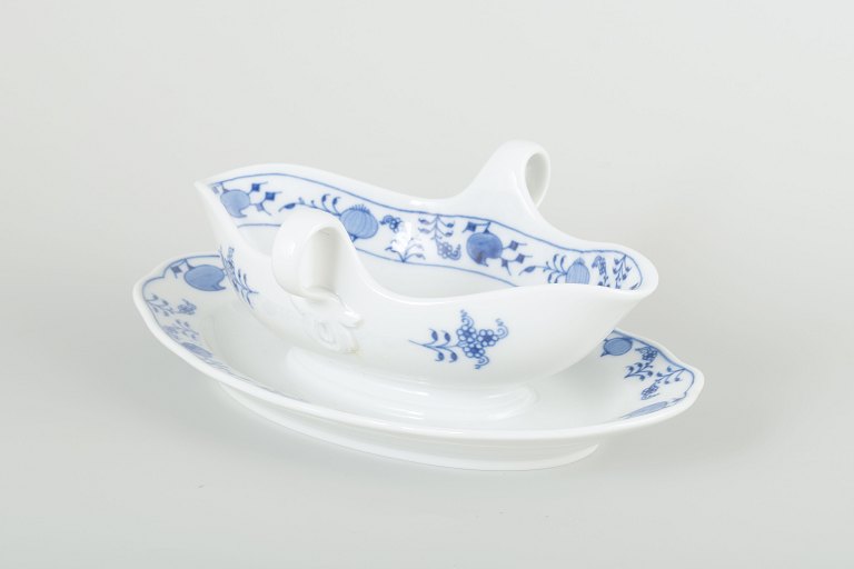 Meissen
Sauce boat with attached stand, “Blue Onion” pattern, early 20th century.
