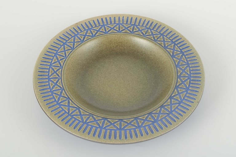 Mari Simmulson for Upsala-EkebyArt pottery bowl, model 7000, 1960s.