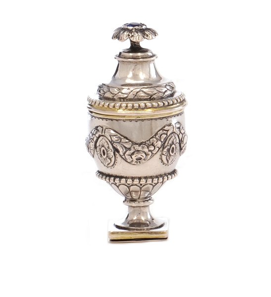Hovedvandsæg i delvist forgyldt sølv af Jens Christian Bøgh, 1791-1810, Vejle. H: 7cm