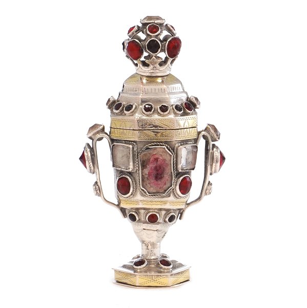 Hovedvandsæg i delvist forgyldt sølv udført i meget kraftig kvalitet af Paul Hansen, Tønder, 1785-1830. H: 12cm