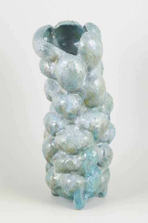 Christina Muff, dansk samtidskeramiker (f. 1971). Høj, slank unika stentøjsvase.