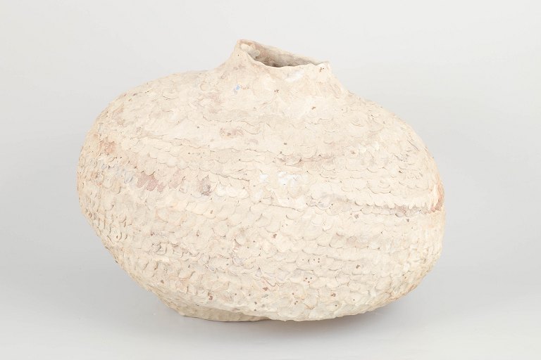 Christina Muff, dansk samtidskeramiker (f. 1971). Stor unika rund stentøjsvase.