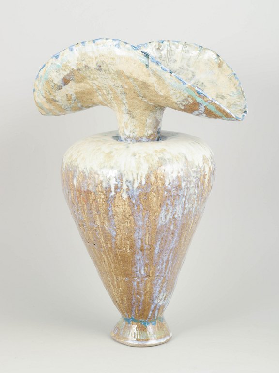 Christina Muff, dansk samtidskeramiker (f. 1971). Unika stentøjsvase, organisk formet.