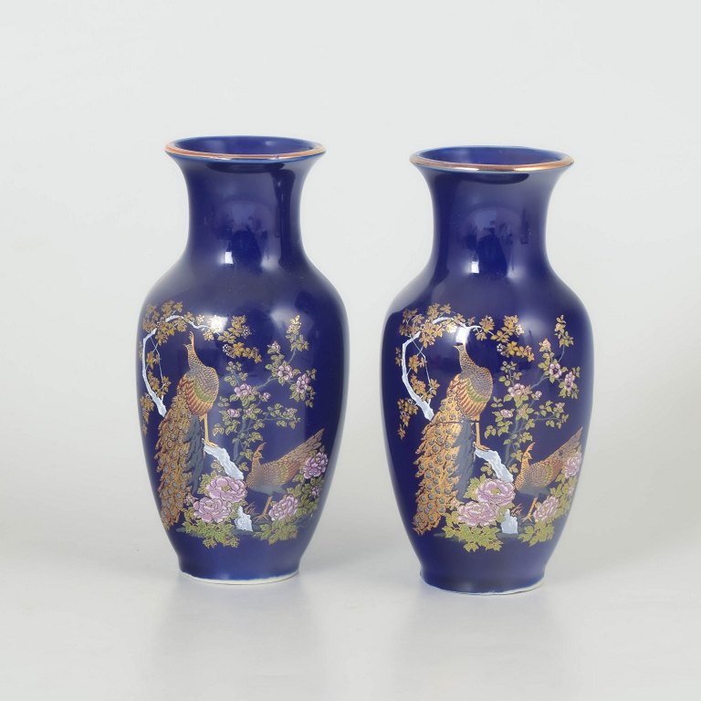 Set of two Japanese vases with hand-painted decoration.
