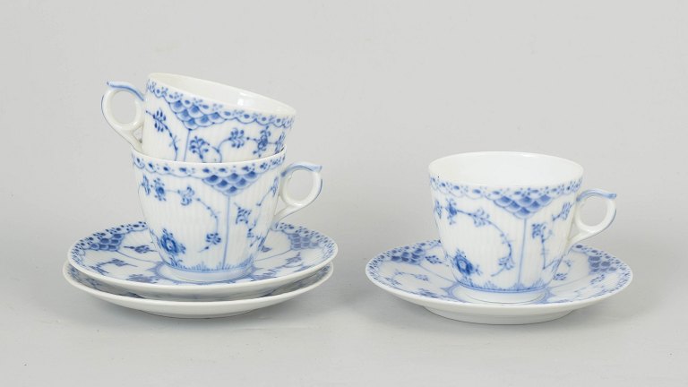 Royal Copenhagen Musselmalet Halvblonde, sæt af tre kaffekopper med underkopper.