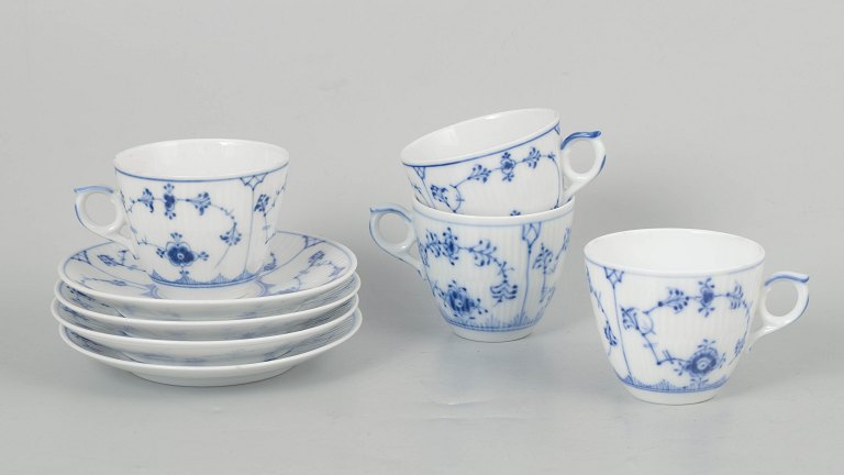 Royal Copenhagen Musselmalet Riflet, sæt af fire kaffekopper med underkopper.