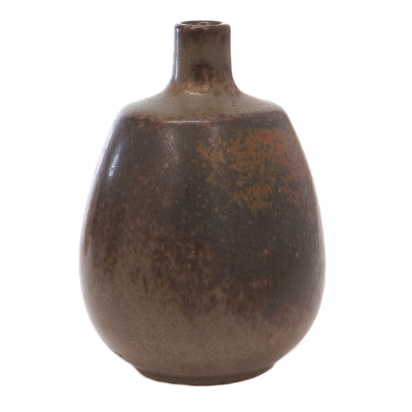 Saxbo stentøjs vase med mørk spættet glasur signeret Saxbo. H: 17,8cm