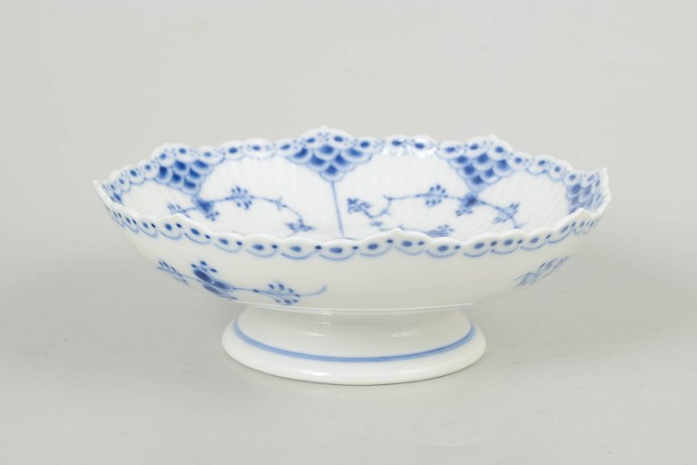 Royal Copenhagen Musselmalet halvblonde lav skål model 1/511.