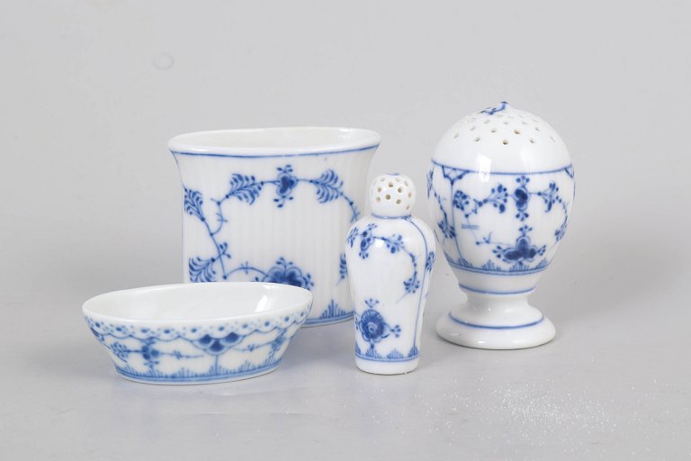 Royal Copenhagen Musselmalet Riflet og Musselmalet Halvblonde, sæt af fire dele, model 1/2183, 1/189, 1/39 og 1/755.