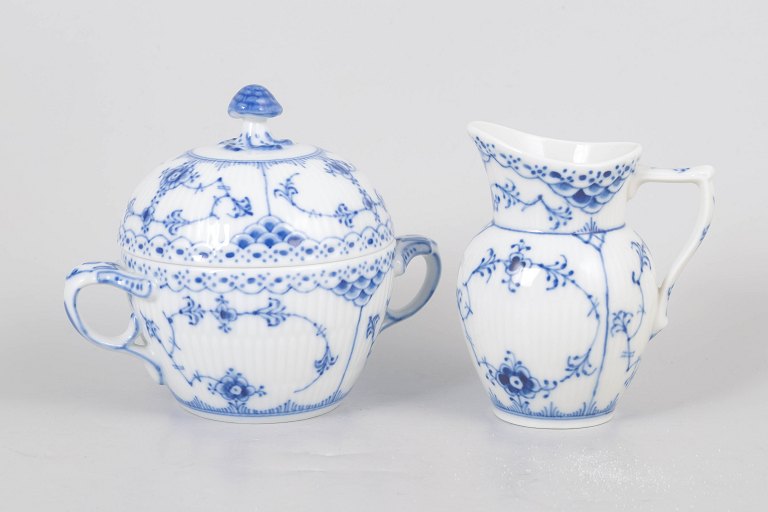 Royal Copenhagen Musselmalet Halvblonde sukkerskål og flødekande, model 1/605 og 1/522.