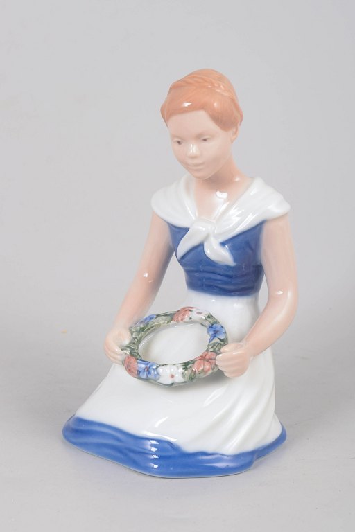 Bing & Grøndahl figur nr. 2345, siddende pige med blomsterkrans.