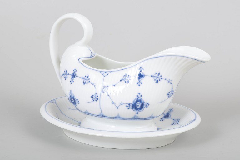 Royal Copenhagen Musselmalet Riflet sauceskål med fast fad.