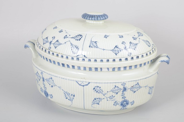 Royal Copenhagen Musselmalet terrin.