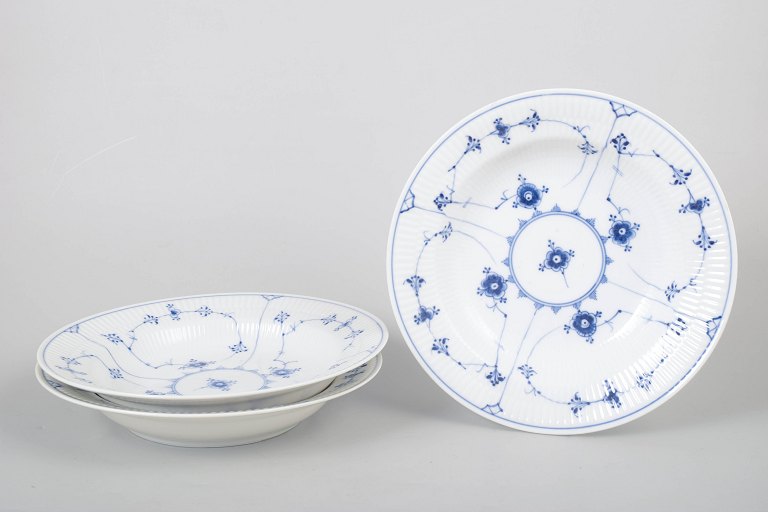 Royal Copenhagen Musselmalet Riflet, sæt af tre dybe tallerkener.