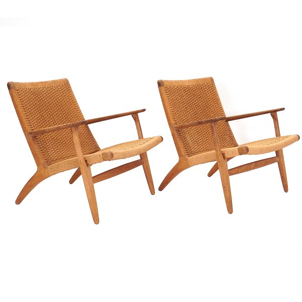 Et par Wegner lounge stole CH25 med egetræsstel og flettede sæder og ryg i original patineret stand. Fremstillet hos Carl Hansen & Søn og med etiket herfra
