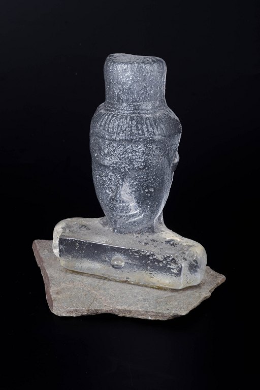 Georgianna Kralli, glasskulptur med stenbase.