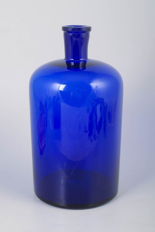 Skandinavisk kunstglasflaske i blåt glas.