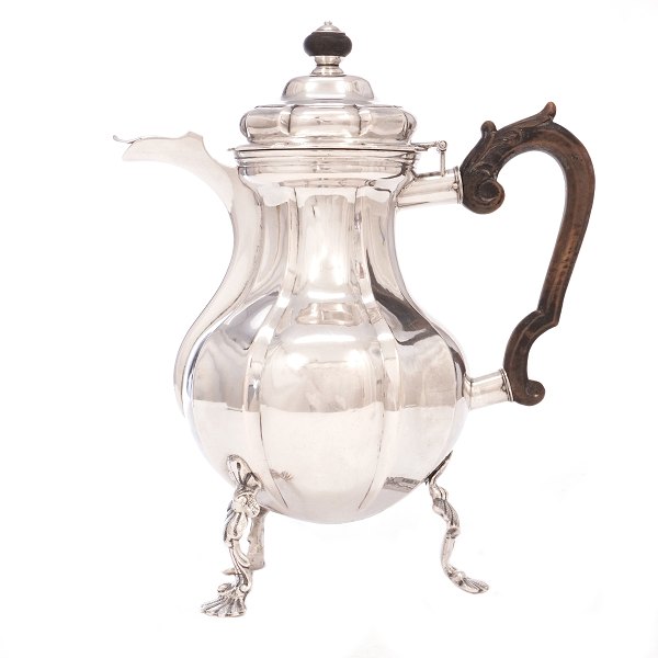 Regence kande af sølv udført af Povel Knudsen Lund, Aalborg, 1767-94. H: 28cm. V: 935gr