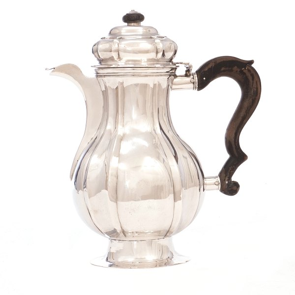 Ligeknækket regence kaffekande i sølv udført af Rasmus Pedersen, København, 1759-87. H: 24,5cm. V: 656gr