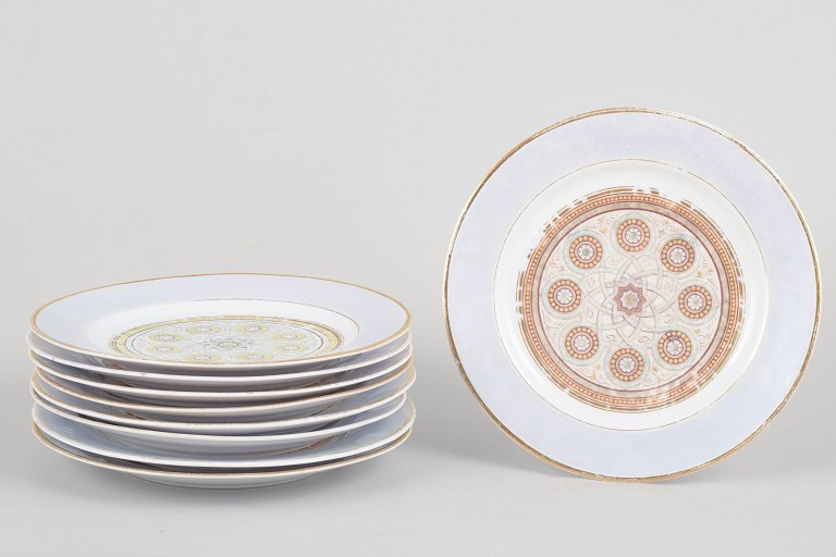 Sæt med ni europæiske porcelænstallerkener.