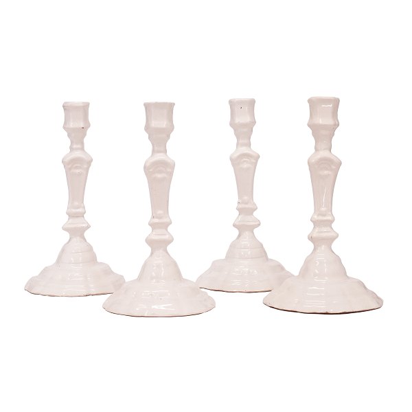 Sæt på fire lyst glaserede rokoko fajance lysestager fremstillet ca år 1760. H: 23cm. D fod: 13cm
