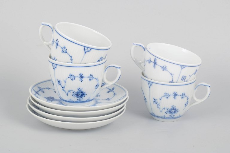 Royal Copenhagen Musselmalet Riflet, sæt med fire store kaffekopper og underkopper.