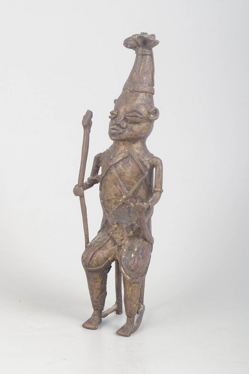Nigeria, formentlig Edo/Benin-kulturområdet. Bronzefigur forestillende en kriger eller kongelig budbringer.