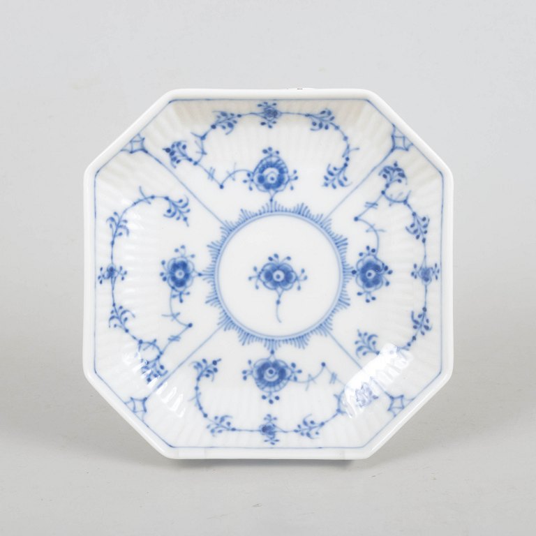Royal Copenhagen, Musselmalet Riflet fad.