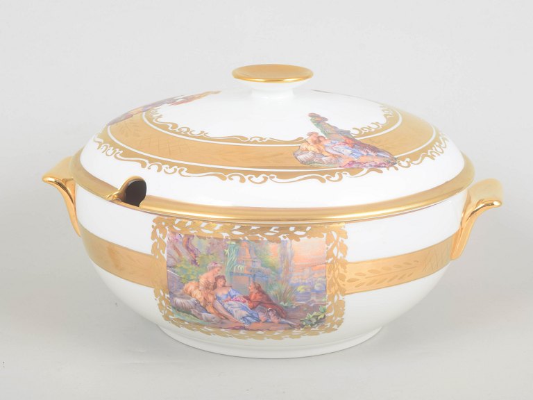 Royal Copenhagen, stor klassicistisk terrin med låg.