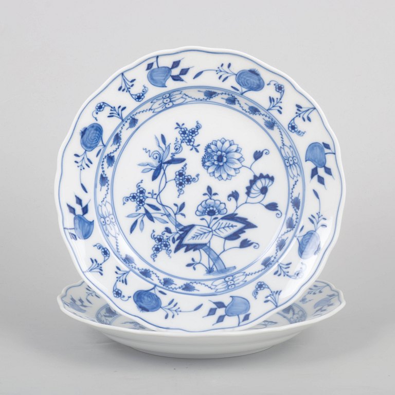Meissen, par middagstallerkener i Blå Løgmønster.