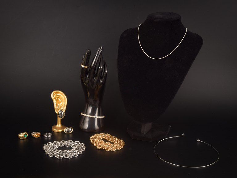 Sæt med 10 vintage smykker. Ringe, armbånd, halskæder og øreringe. Bijouteri. 20. århundrede.